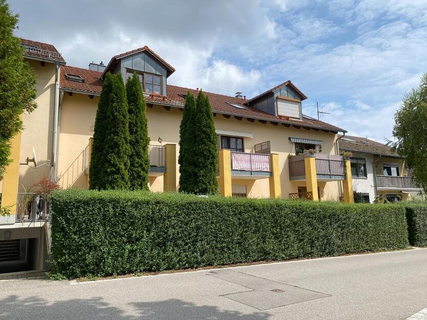 Helle 2–Zimmer–Wohnung mit 2 Stellplätzen in sonniger Südwestlage
