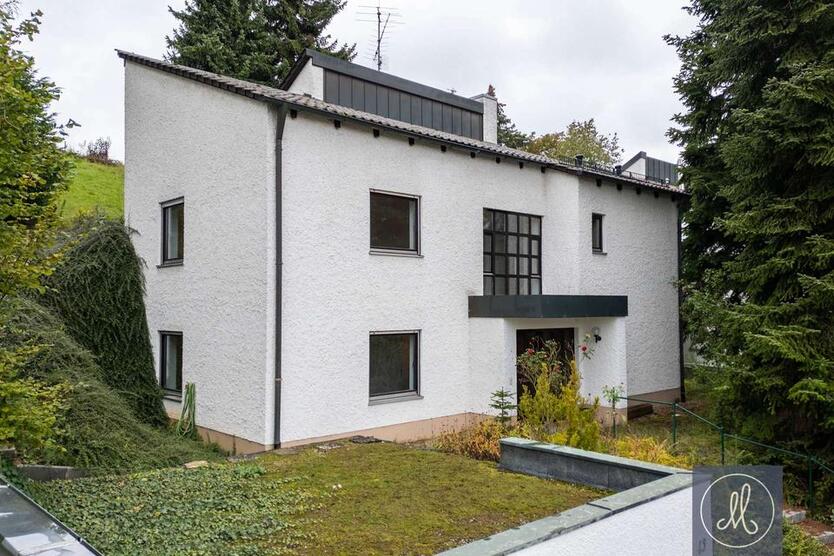Renoviertes Architektenhaus mit Doppelgarage in bester Lage