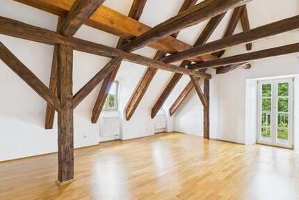 Außergewöhnliche Dachgeschosswohnung in denkmalgeschütztem Bauernhof - hochwertig saniert, sofort bezugsfrei 2 zimmer