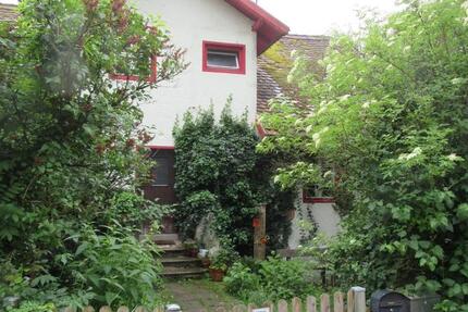 Freistehendes Einfamilienhaus mit großem Nebengebäude von Privat