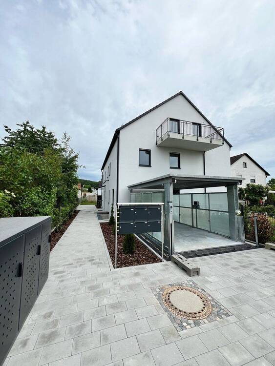 Mit KfW-Förderung i. H. v. € 26.500,-- - 2-Zimmer-Wohnung im DG mit Balkon
