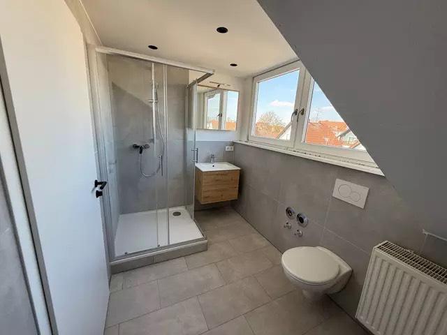 Dachgeschoßwohnung Alteglofsheim - 3 Zimmer, 90 m&sup2;, 1.100&euro; | Angebot:26250546