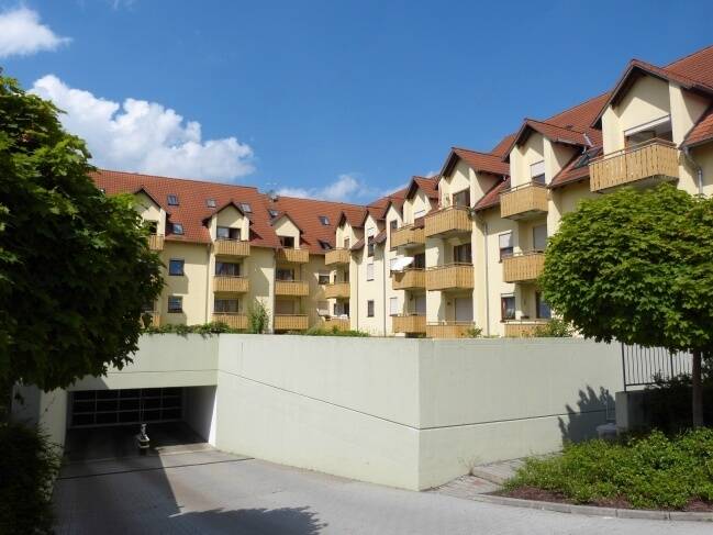 Frei: Schöne Wohnung (2ZKB, etc.) mit Balkon + Inventar, 1. OG, mit Duplex-Parkplatz, in guter Lage!