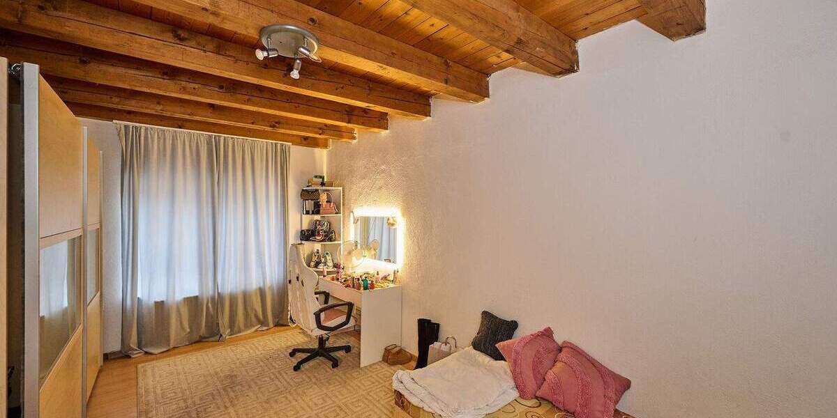 Projekt mit Zukunft: Renovierungsbedürftiges Wohnhaus mit ca. 222 m² Wohnfläche und Garten 6 zimmer