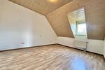 Dachgeschoßwohnung Thalmassing - 3 Zimmer, 83 m&sup2;, 670&euro; | Angebot:25924805