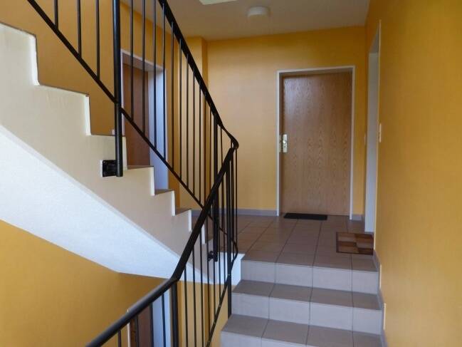 Frei: Schöne Wohnung (2ZKB, etc.) mit Balkon + Inventar, 1. OG, mit Duplex-Parkplatz, in guter Lage!