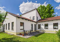 Großzügiger Winkelbungalow mit EinliegerWohnung in bester Lage - viel Privatsphäre und sofort bezugsfrei