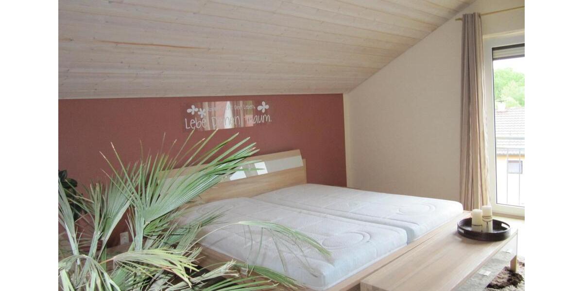 Dachgeschoßwohnung Neutraubling - 3.5 Zimmer, 102 m&sup2;, 800&euro; | Angebot:26338928