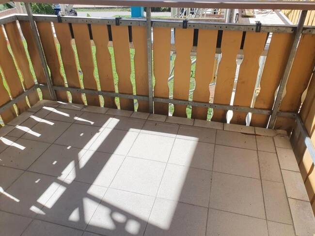 Frei: Schöne Wohnung (2ZKB, etc.) mit Balkon + Inventar, 1. OG, mit Duplex-Parkplatz, in guter Lage!