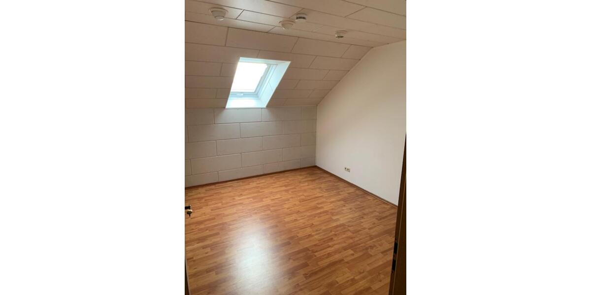 Dachgeschoßwohnung Wenzenbach - 3 Zimmer, 75 m&sup2;, 600&euro; | Angebot:24742064