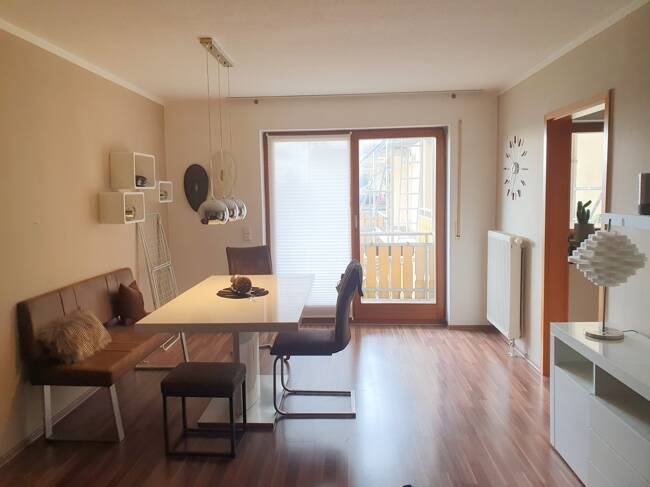 Frei: Schöne Wohnung (2ZKB, etc.) mit Balkon + Inventar, 1. OG, mit Duplex-Parkplatz, in guter Lage!