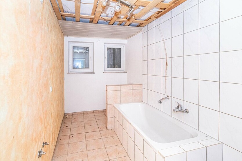 Zweifamilienhaus mit großem Grundstück 8 zimmer