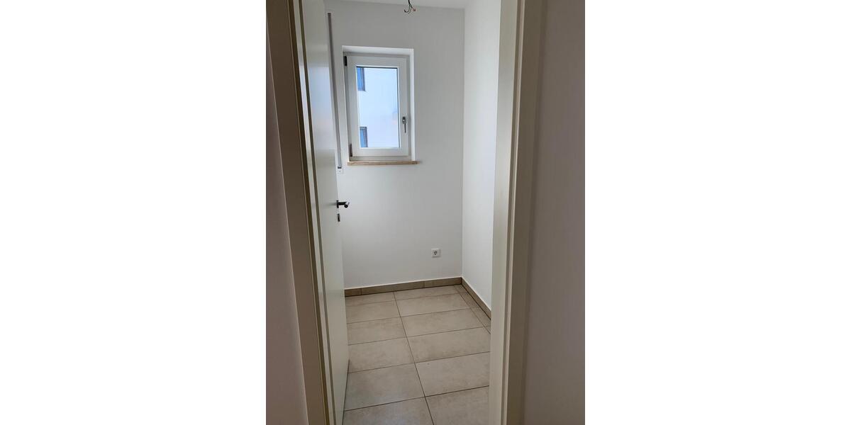 Hochwertige Wohnung 1.OG, 90qm , 3 Zimmer, Balkon, 2 TG Stellpl 3 zimmer