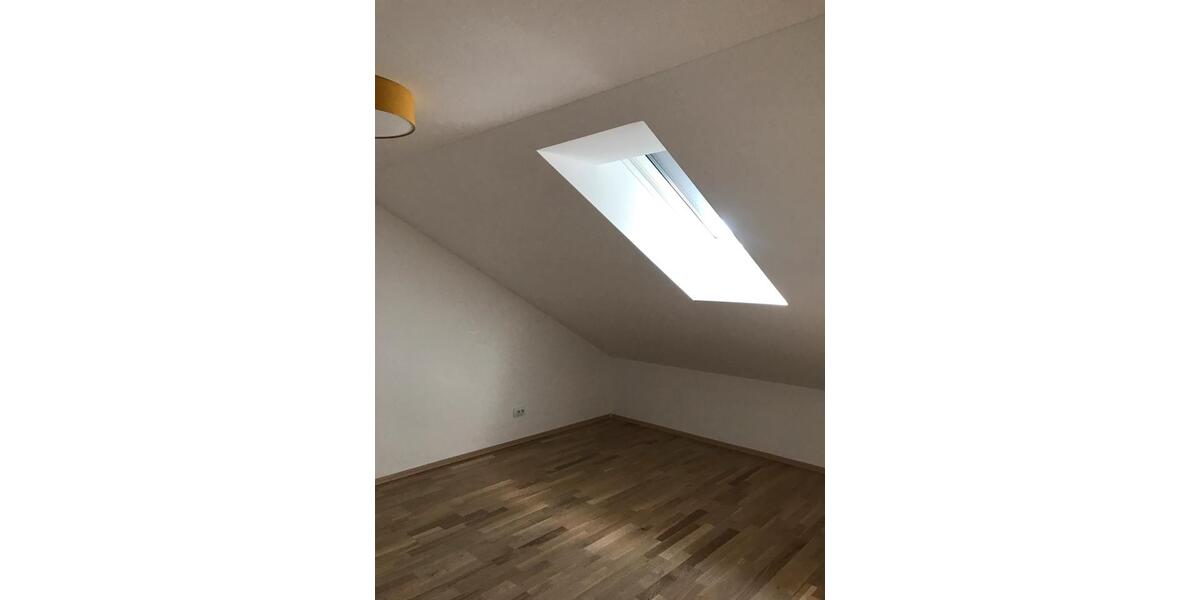 Dachgeschoßwohnung Neutraubling - 3 Zimmer, 85 m&sup2;, 420.000&euro; | Angebot:25841233