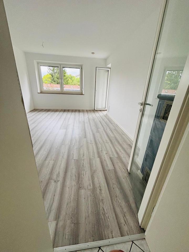 Erstbezug nach Renovierung - helle 2 Zimmer Wohnung mit Balkon