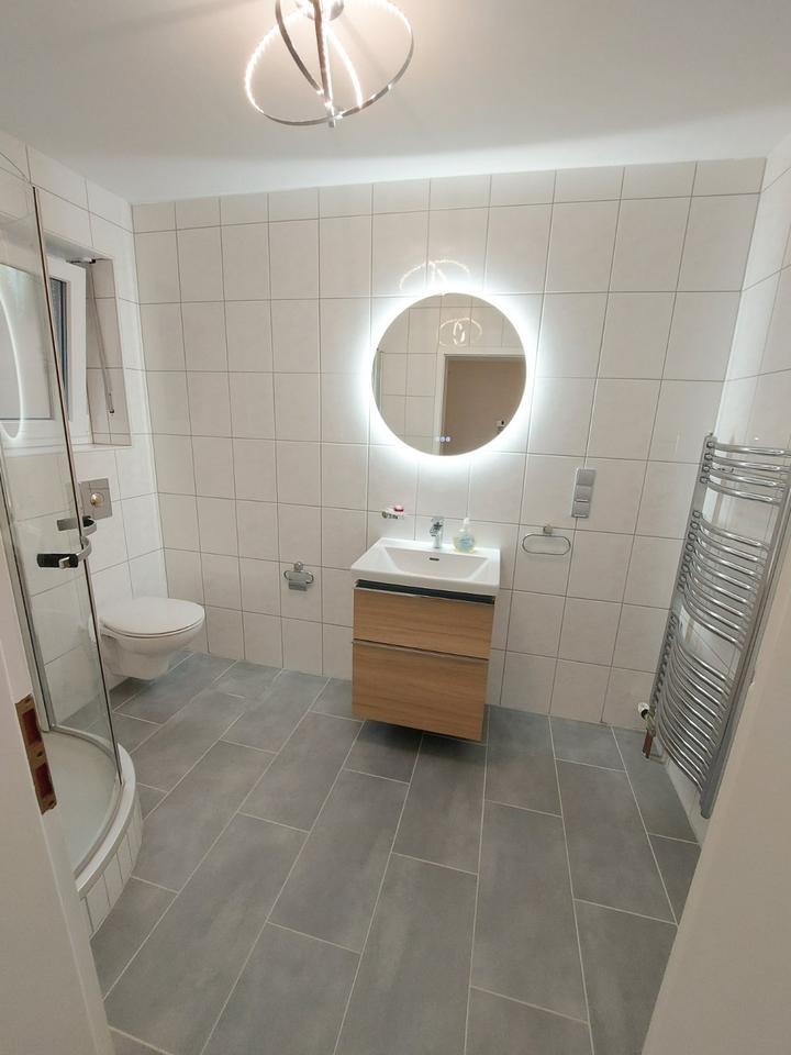 Moderne SouterrainWohnung mit 3 Zimmern und Carport