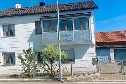 Einfamilienhaus mit Garagengebäude